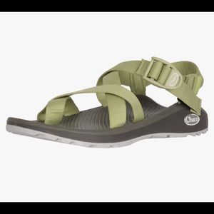 Basically New! Women’s Z Cloud Chacos in Pear sz8
